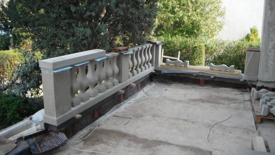 Geätzter Betonwerkstein einer Balustrade