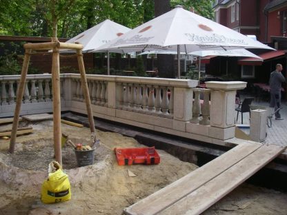 Scharrierter Betonwerkstein einer Balustrade