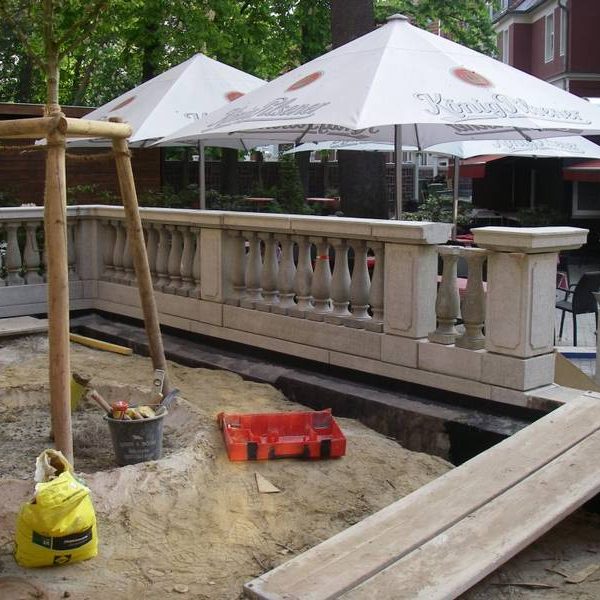 Scharrierter Betonwerkstein einer Balustrade