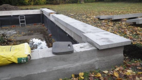 Scharrierter Betonwerkstein einer Brunnenanlage