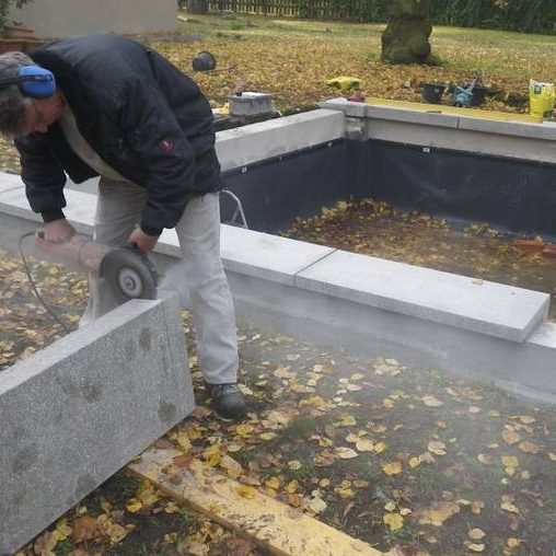 Scharrierter Betonwerkstein einer Brunnenanlage