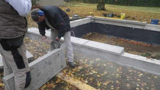 Scharrierter Betonwerkstein einer Brunnenanlage