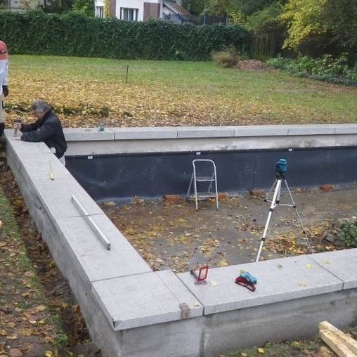 Scharrierter Betonwerkstein einer Brunnenanlage