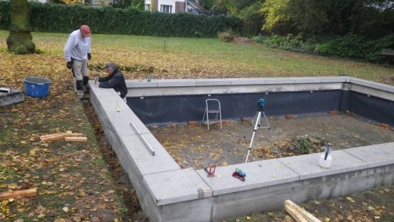 Scharrierter Betonwerkstein einer Brunnenanlage