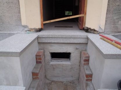 Scharrierter Betonwerkstein einer Treppenanlage