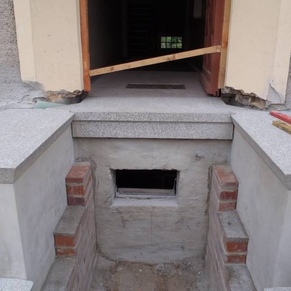 Scharrierter Betonwerkstein einer Treppenanlage