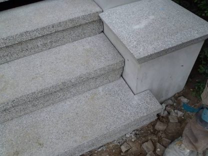 Scharrierter Betonwerkstein einer Treppenanlage