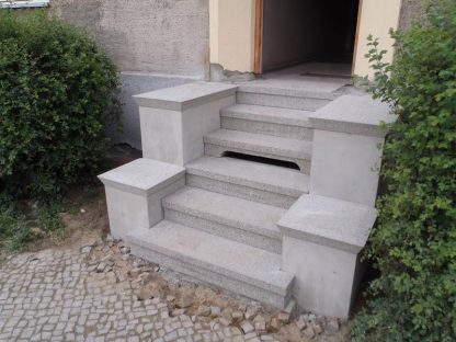 Scharrierter Betonwerkstein einer Treppenanlage