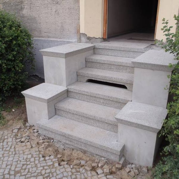 Scharrierter Betonwerkstein einer Treppenanlage